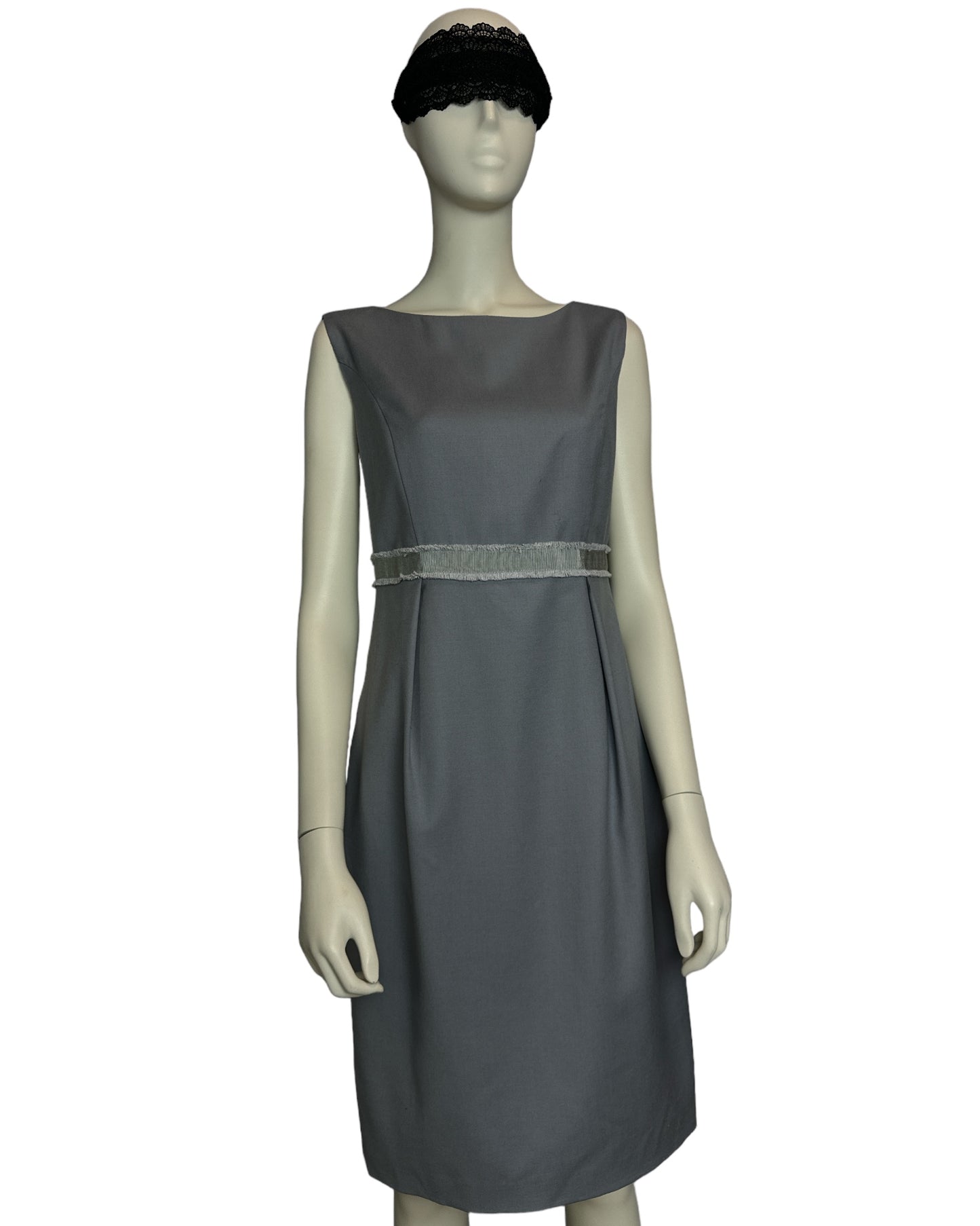 Ärmelloses graues Kleid mit Ripsband